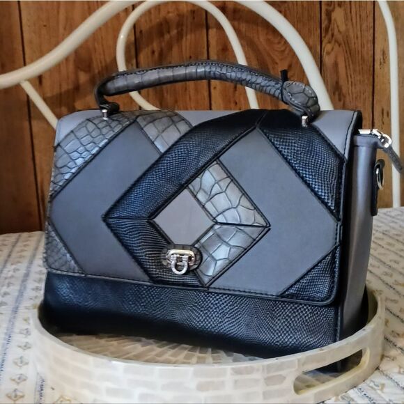 Adrienne Vittadini Designer Purse, Shoulder Bag, Crossbody Bag - Picture 4 of 16